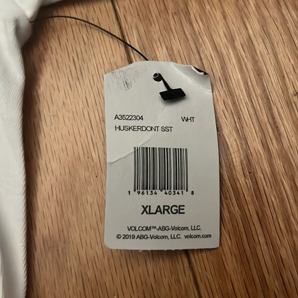 NWT Men’s XL Volcom S/S “Huskerdant” t-shirt w/a white base/red/white & blue. - Picture 4 of 5